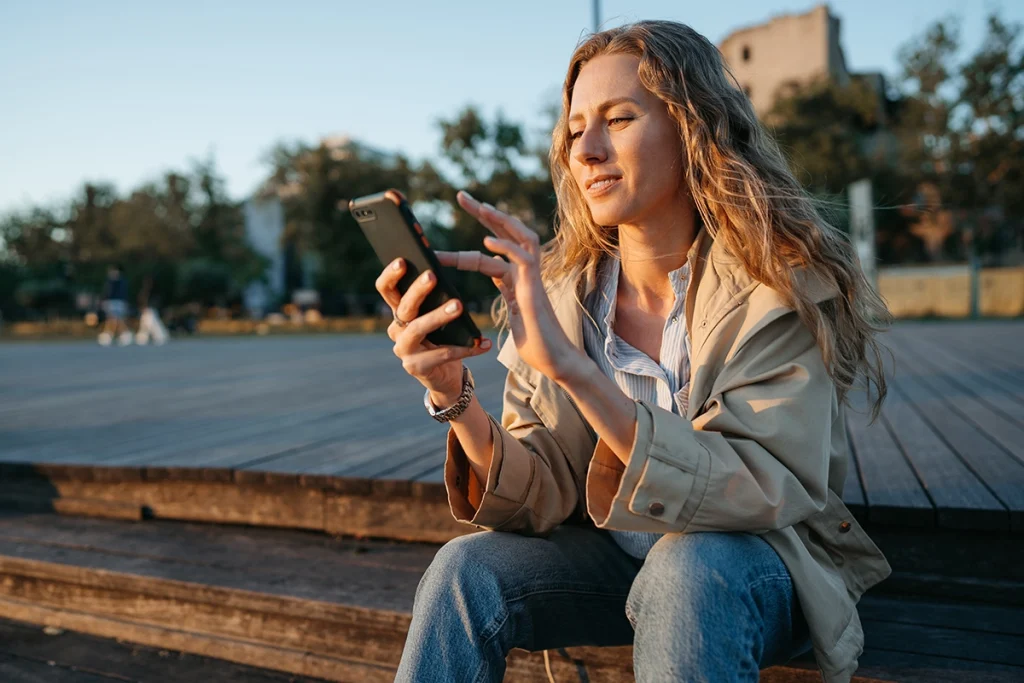 Mlada-devojka-pretrazuje-internet-na-mobilnom